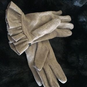 Wool ruffle gloves for the lady